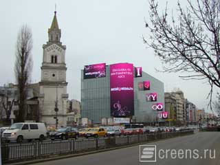 Os painéis de LED projetam-se terminado por Daktronics no centro de Bucareste