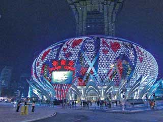 Hotel e cassino “Grand Lisboa” da fachada digital do LED em Macau