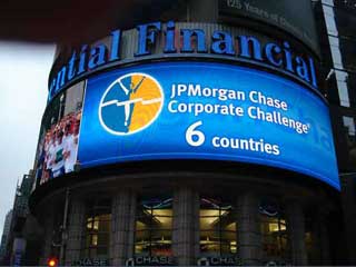 Konvex LED Bildschirm JP Morgan Chase am Times Square