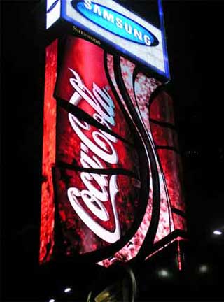 LED bedecktes Coca-Cola Dose auf Times Square