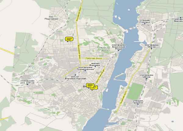 Trois écrans LED ont lié dans un réseau dans Voronezh