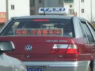 Tablero de la información de LEDs en el taxi