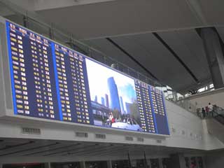 Painel de LED e placa informativa no terminal ferroviário de Pequim