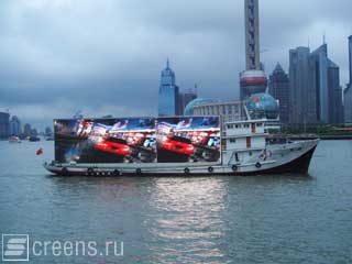 Un écran LED sur une bateau-mouche à Shanghai