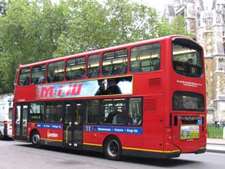 Carteles de LEDs en los lados de los autobuses de la ciudad