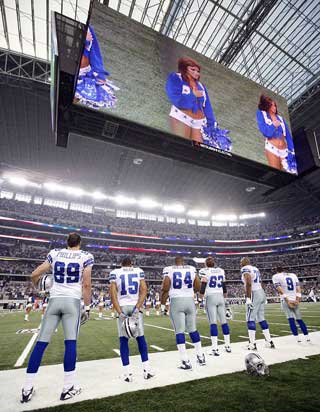 Estrutura gigantesca dos painéis de LED do quatro lados sobre o campo de futebol em Dallas