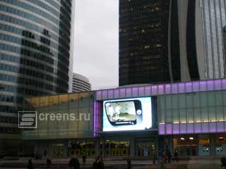 LED Bildschirm auf der Fassade des Castorama Einkaufszentrum