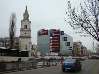 Les écrans LED par Daktronics au centre de Bucarest