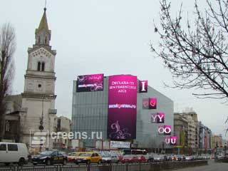 Painéis de LED por Daktronics no centro de Bucareste