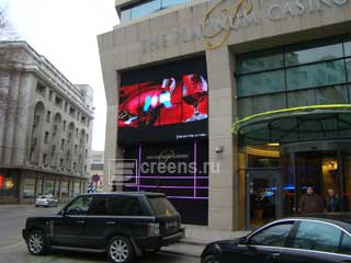 Painel de LED na rua de Bucareste