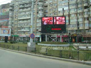 Ejemplos de pantallas de LEDs en las calles de Bucarest