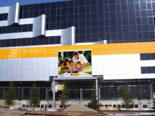 Светодиодный экран на фасаде торгового центра в Ставрополе
