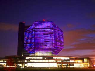 Media fachada de la Biblioteca Nacional en Minsk (Bielorusia)