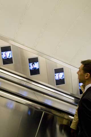 Painéis LCD da escada rolante no metrô do Reino Unido