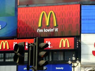 McDonalds pantalla LED en el cuadrado de Piccadilly (Londres)