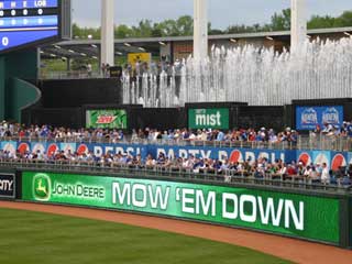 Os painéis LED para perímetro enormes no estádio de Kansas City (EUA)