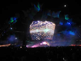 硕大圆的LED屏幕由Barco为U2世界巡回赛