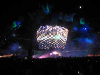 Gigantic round LED video screen by Barco for the U2 world tour