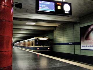 Display publicidad en plataforma del metro en Dresden (Alemania)