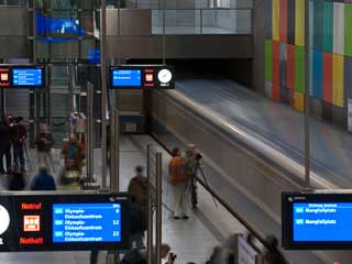 Tela de LCD da publicidade na plataforma do metrô em Dresden (Alemanha)