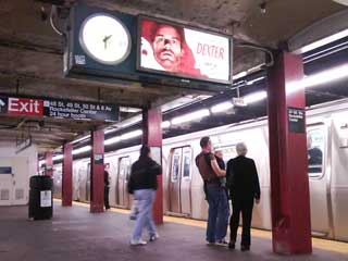 Affichage de publicité de plate-forme dans métro de New York