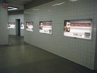 Digital-Tunnel Werbebildschirme in einem Unterirdischen Durchgang zwischen den Stationen in New York