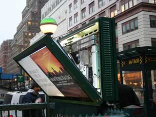 Werbebildschirm in New York bei U-Bahn Eingang