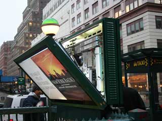 Affichage de publicité à New York à l'entrée de métro