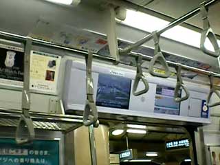 Рекламные экраны в вагоне токийского метро
