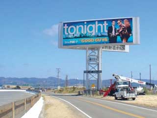 Cartel LED digital gigante (billboard) del CBS Outdoor en el área de San Francisco Bay