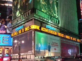 Бегущая строка Dow Jones на Таймс Сквер с метеопрогнозом Accuweather