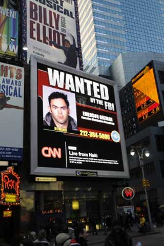 Светодиодный экран на Times Square с информацией ФБР о розыске