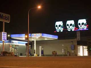 Le contenu du pirate sur l'écran LED extérieur de Los Angeles