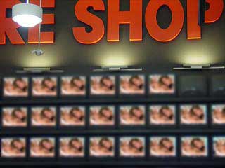 Film inconditionnel de pornographie sur 20 écrans de TV dans le supermarché de Tesco