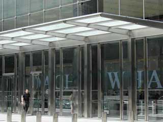 The 7 WTC display as a huge white LED message center