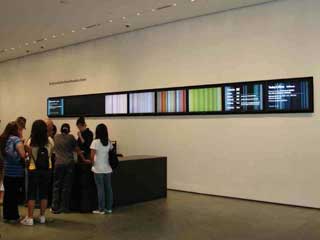 Displays LCD de MOMA de New York City detrás del escritorio de recepción