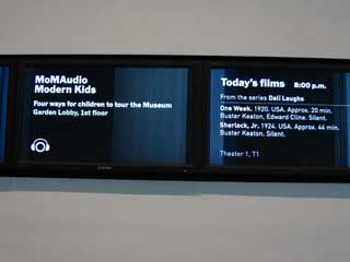 Affichages LCD du MOMA de New York City derrière la réception