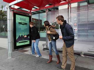 72” tela sensível de LCD no parada de ônibus na São Francisco