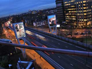 Portão a Londres: Dois painéis de LED do exterior pelo Ocean Outdoor