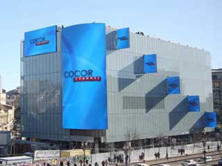 Pantallas LED de la media fachada del centro comercial de la Cocor en Bucarest