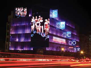 Publicidad al aire libre en las pantallas LED del centro comercial de la Cocor en Bucarest