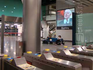 La pantalla LED en el metro de Hong-Kong difunde noticias de la TV