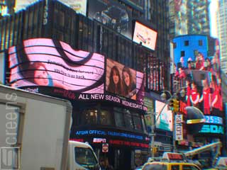 Painel de LED do ABC em tiras onduladas em Times Square em Nova York