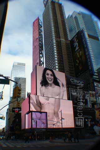 Riesige Außenwerbung LED Bildschirme am Times Square in New York