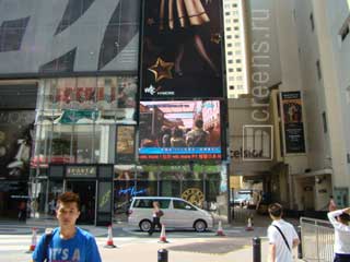 Notícia do TV no painel de LED do exterior em Hong Kong