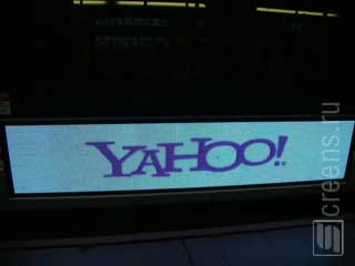 La banner tiene gusto de la muestra video del LED con la publicidad de Yahoo