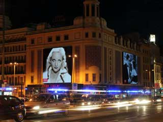 Fachada digital no Plaza del Callao, Madrid, Espanha