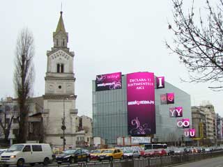 Cocor Shopping Center de la media façade de la pantalla de LEDs en Bucarest, Rumania