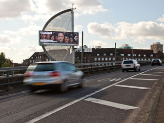 O outdoor da propaganda LED em Londres por JCDecaux