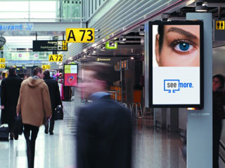 As telas de LCD da propaganda do NEC no terminal 2 do aeroporto de Heathrow em Londres